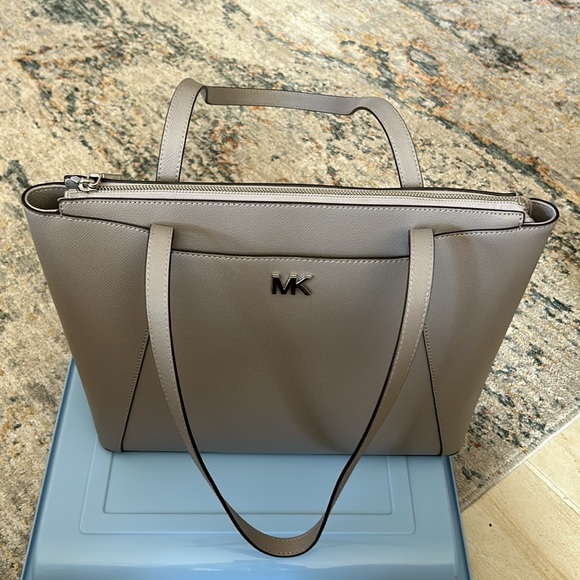 Michael Kors gray Maddie shoulder bag measures 11 x 13 x 4 1/2 - Picture 10 of 10